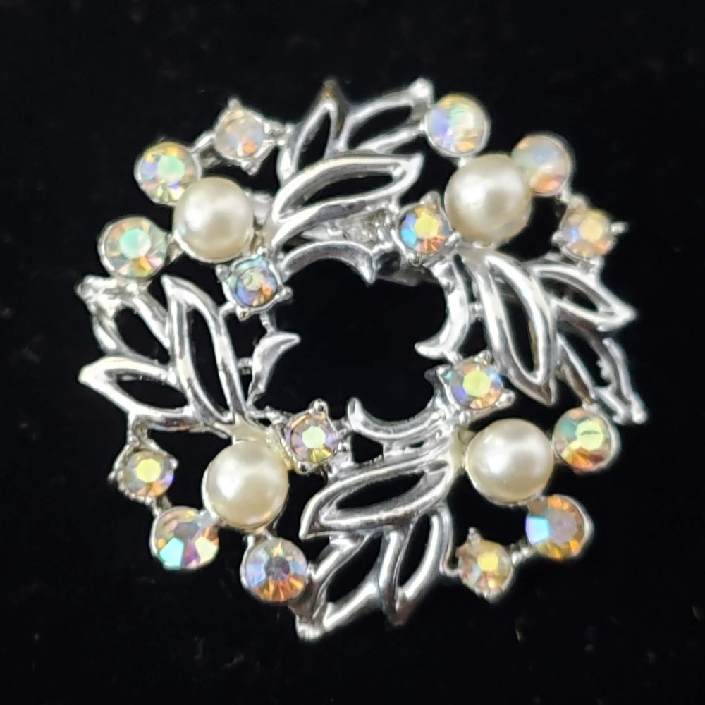Vintage pearl and stone brooch in silver